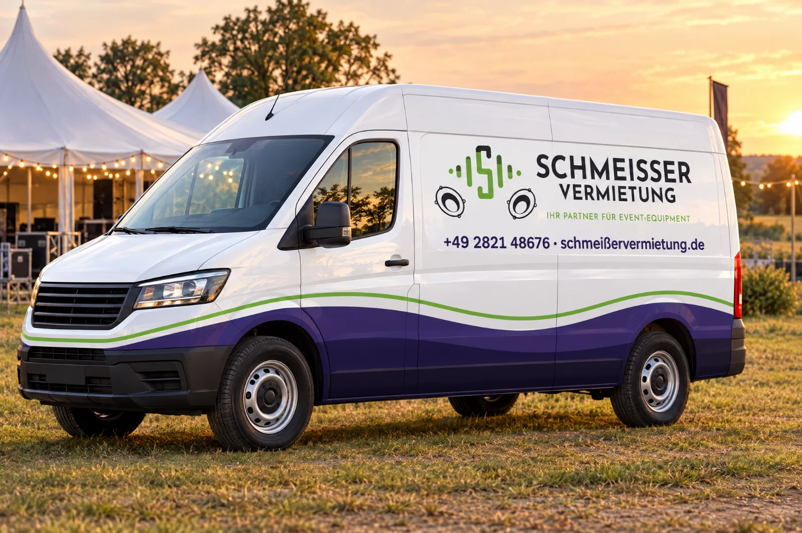 Weißer Transporter mit Beschriftung Schmeißer Vermietung vor einem Festzelt bei Sonnenuntergang